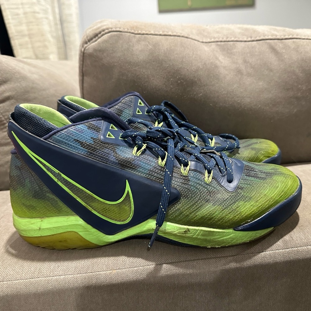 Men’s basketball shoes